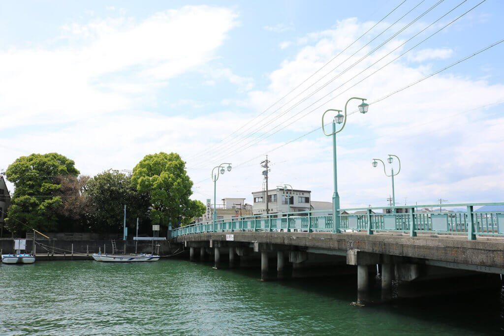 巴川に架かる港橋