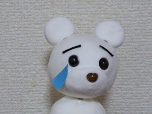 涙を流すくま