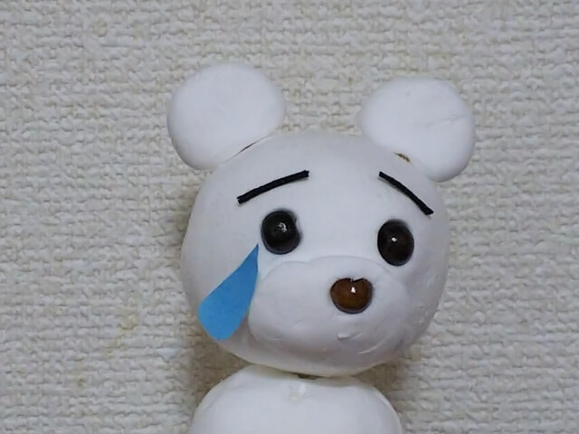 涙を流すくま